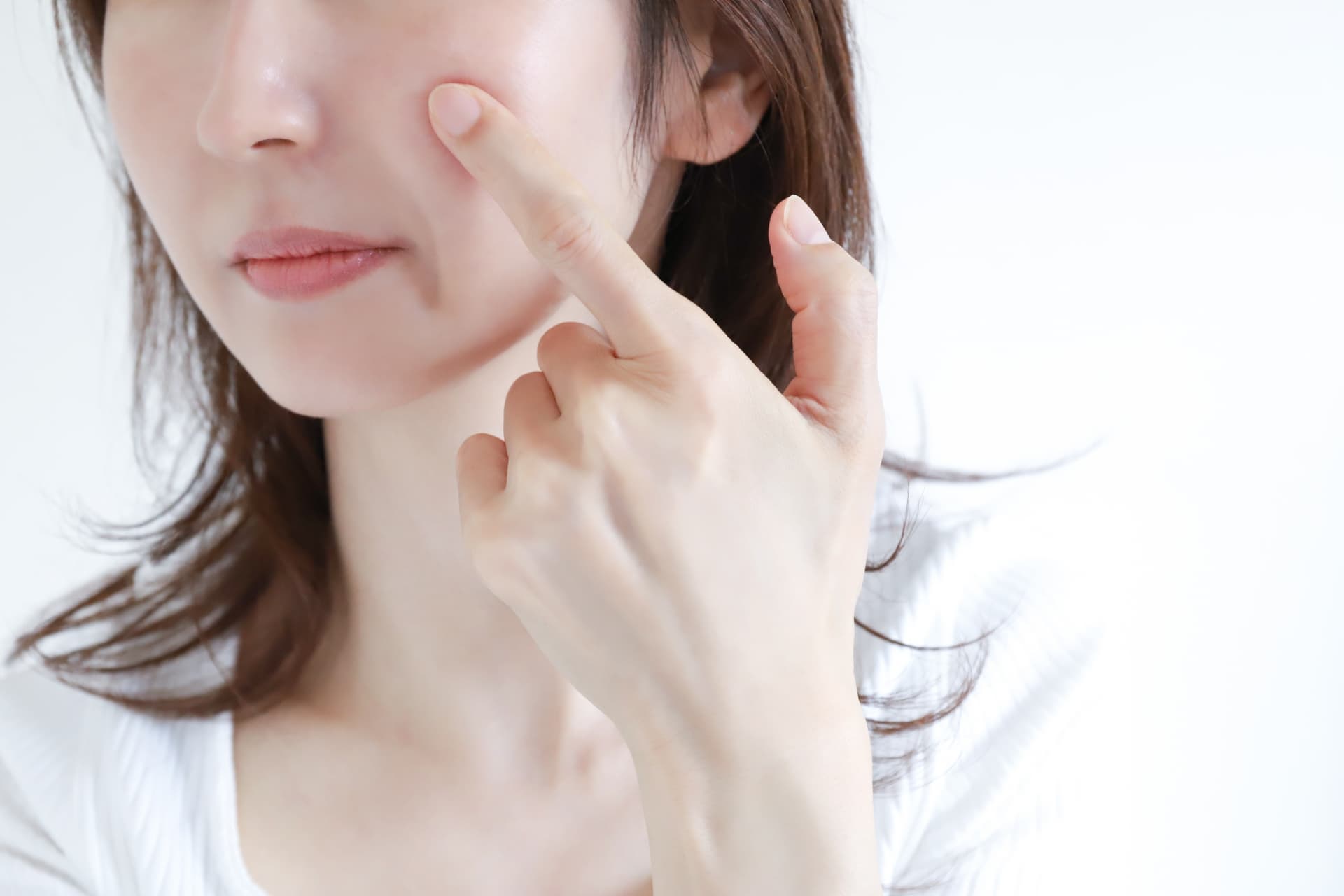 頬を気にする女性