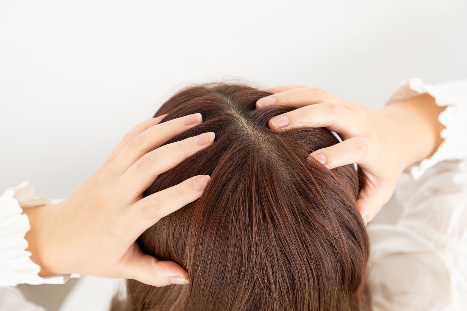 頭皮を気にする女性
