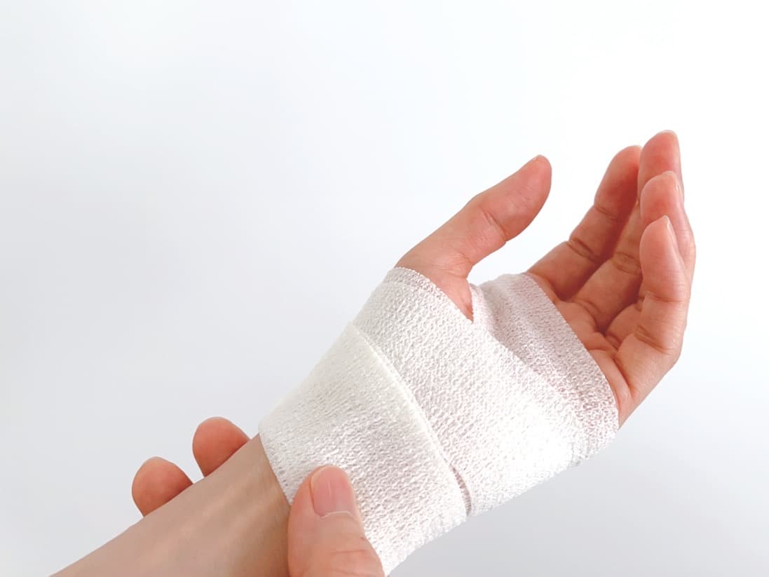 包帯を巻きやけどを負った腕