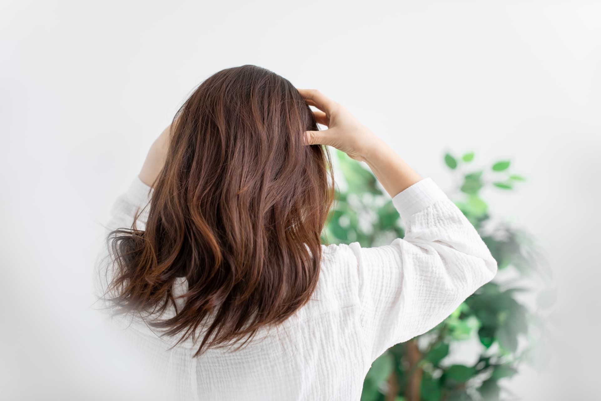 ふけに悩む女性