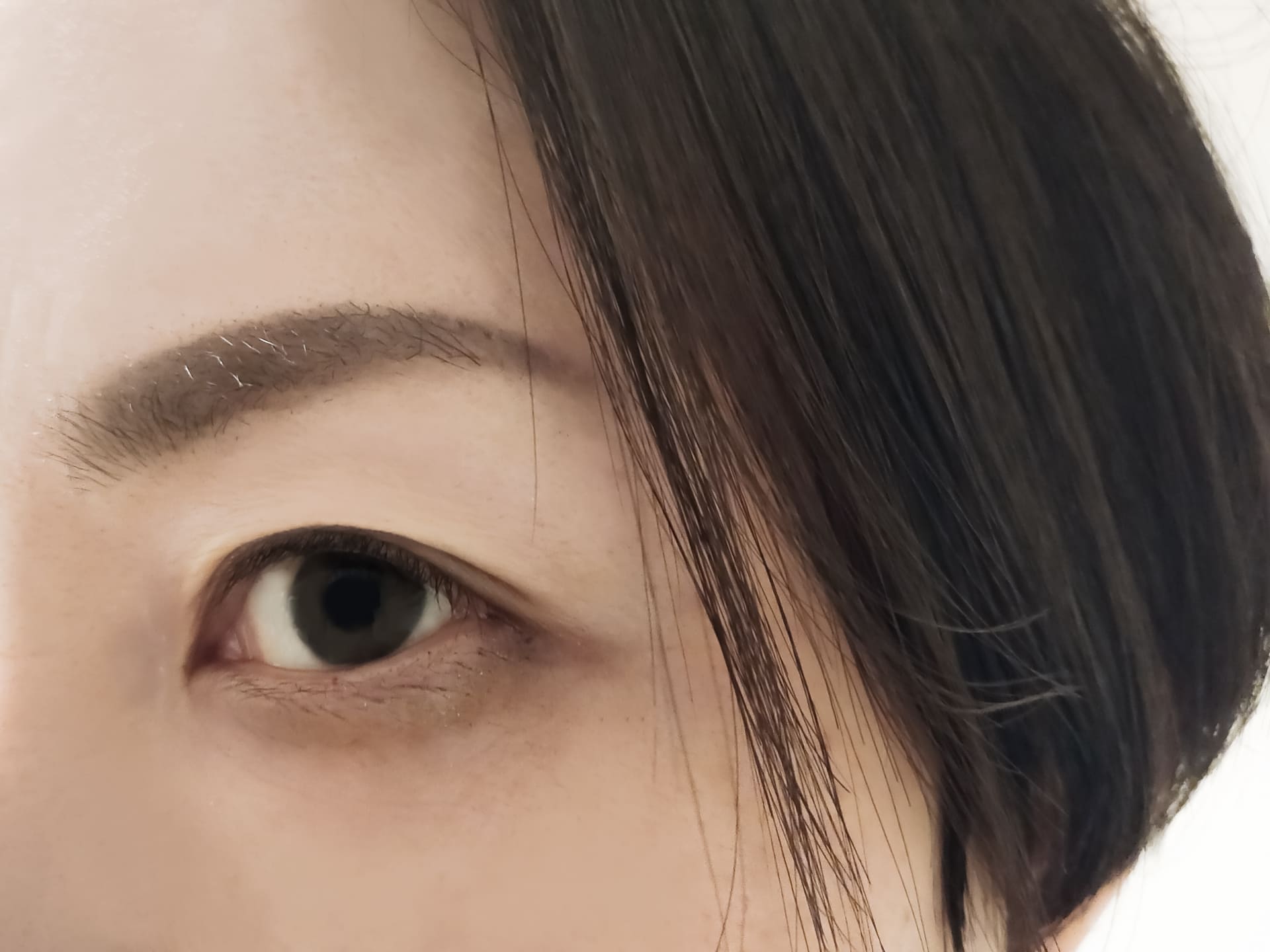明るく澄んだ目元の女性