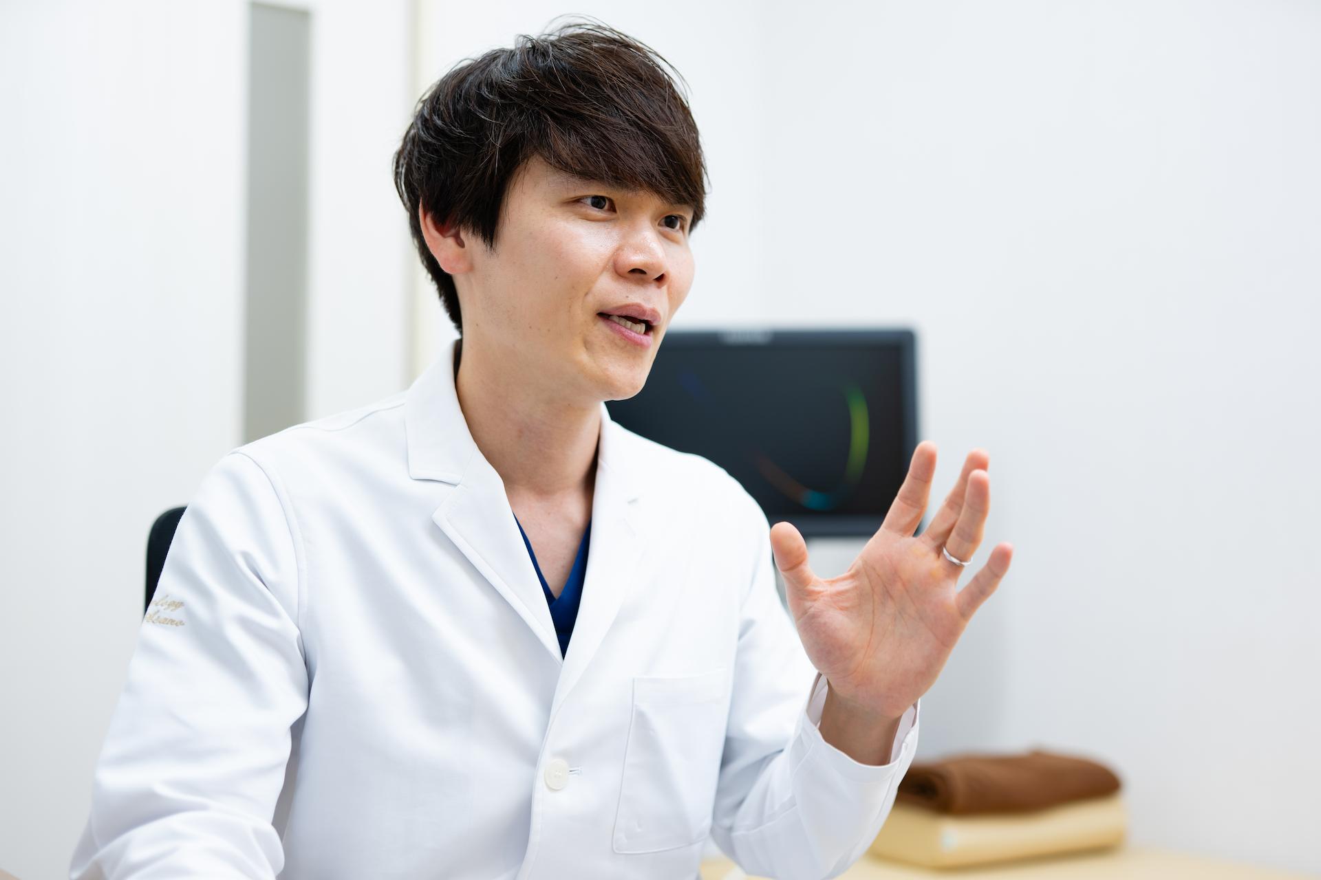 医師から診断結果を伝えられている男性