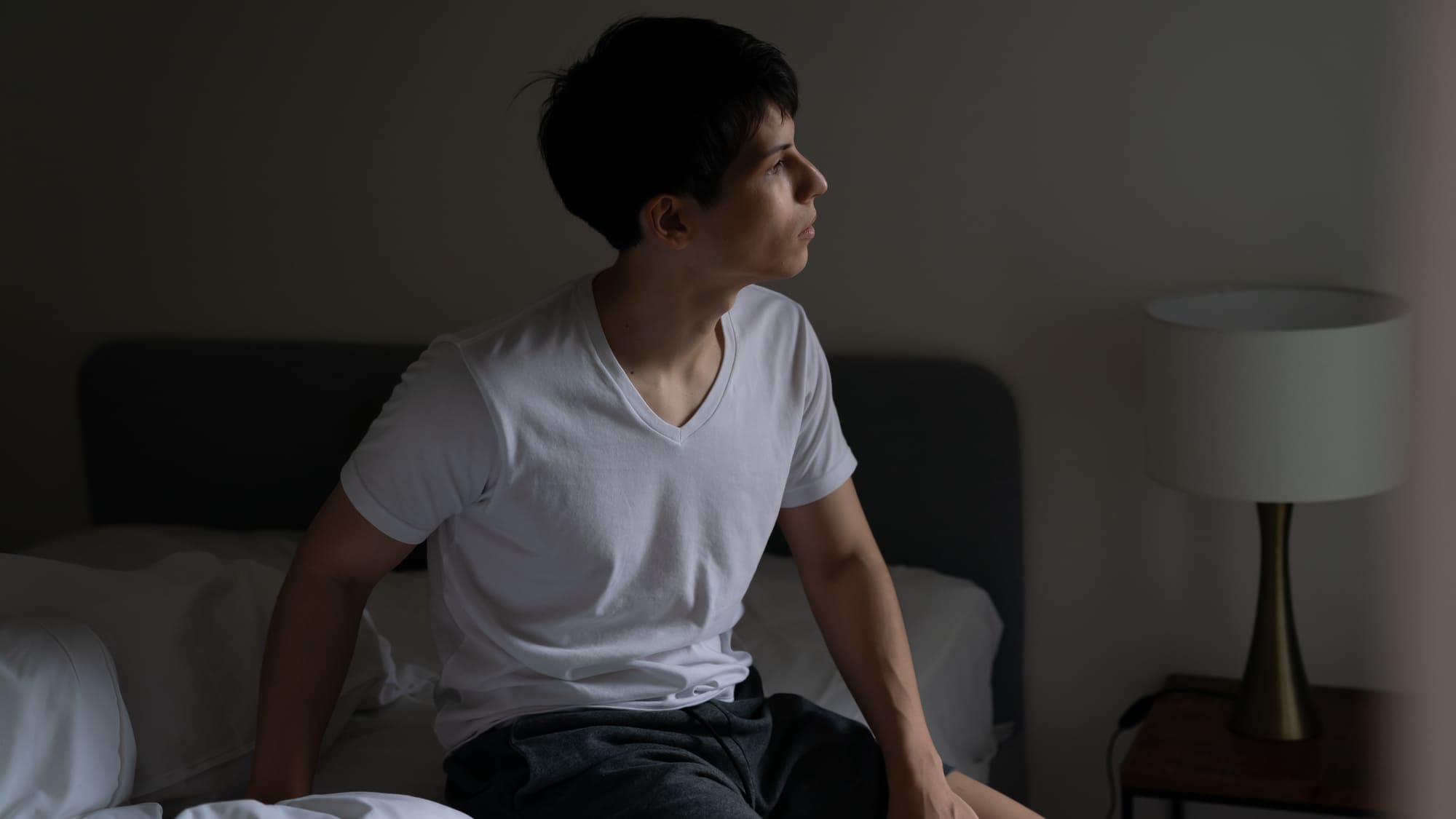 ベッドで呆然としている男性