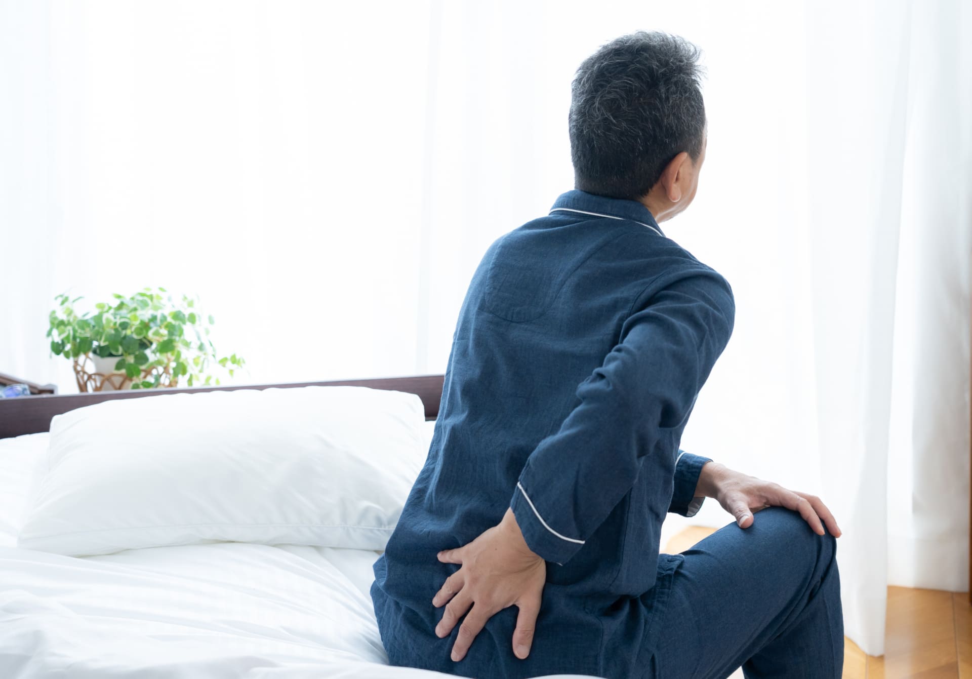 背中を抑えている男性