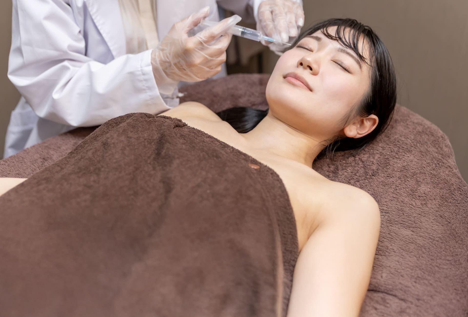 ヒアルロン酸注入を検討する女性