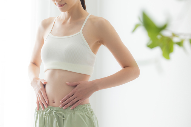 ダイエットを検討する女性