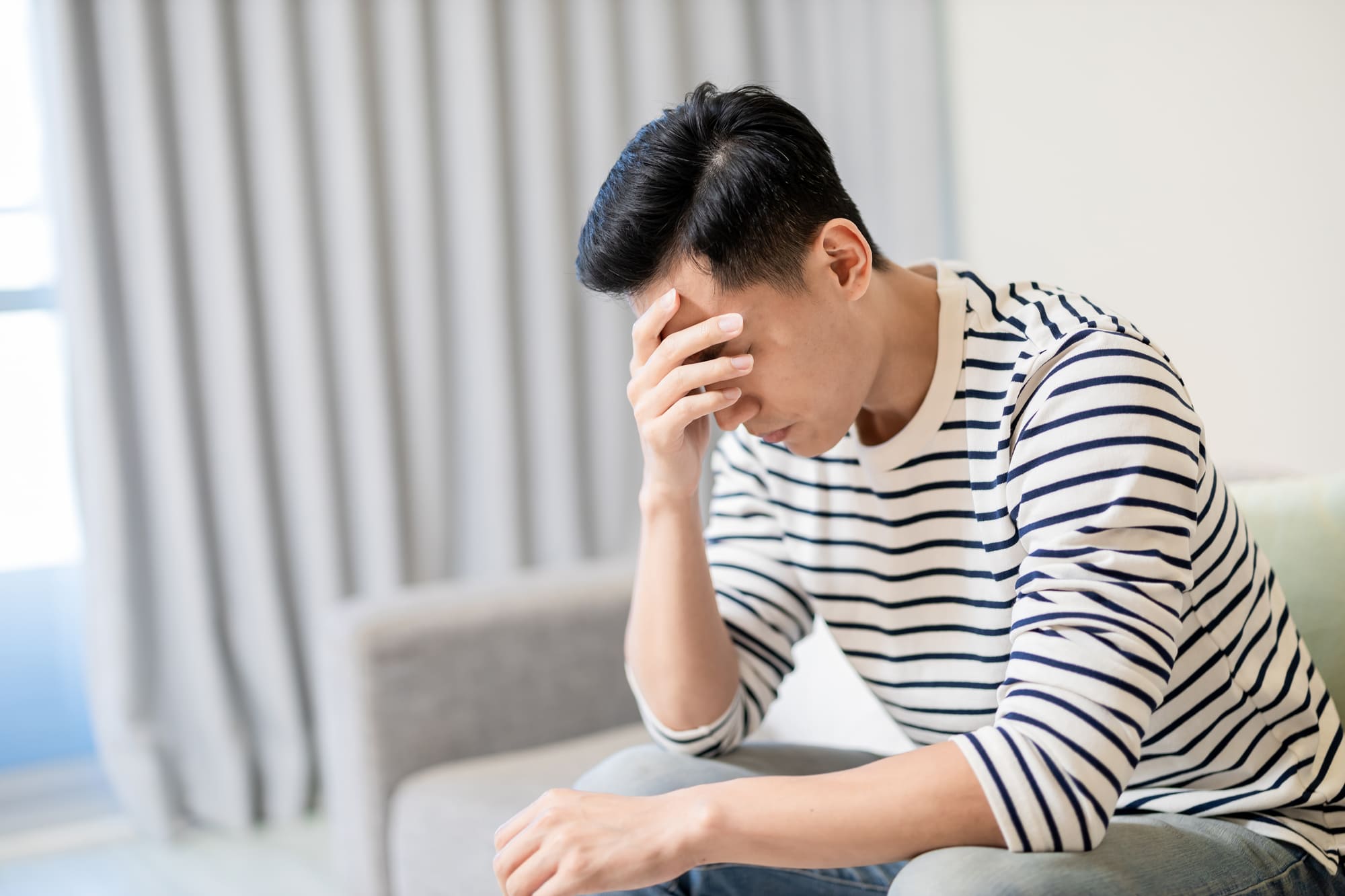 下腹部に違和感があり悩む男性