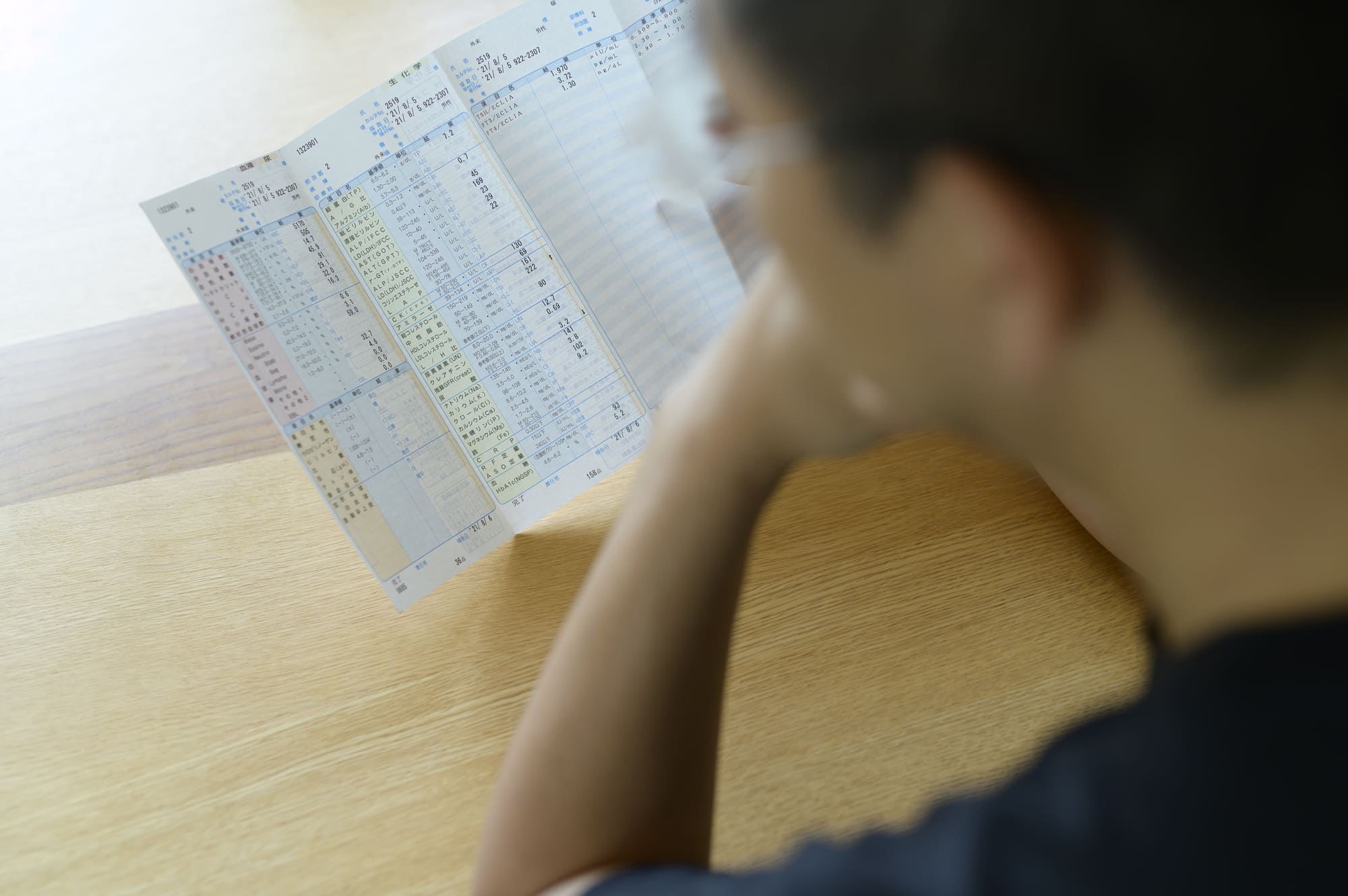 診断結果を見ている男性