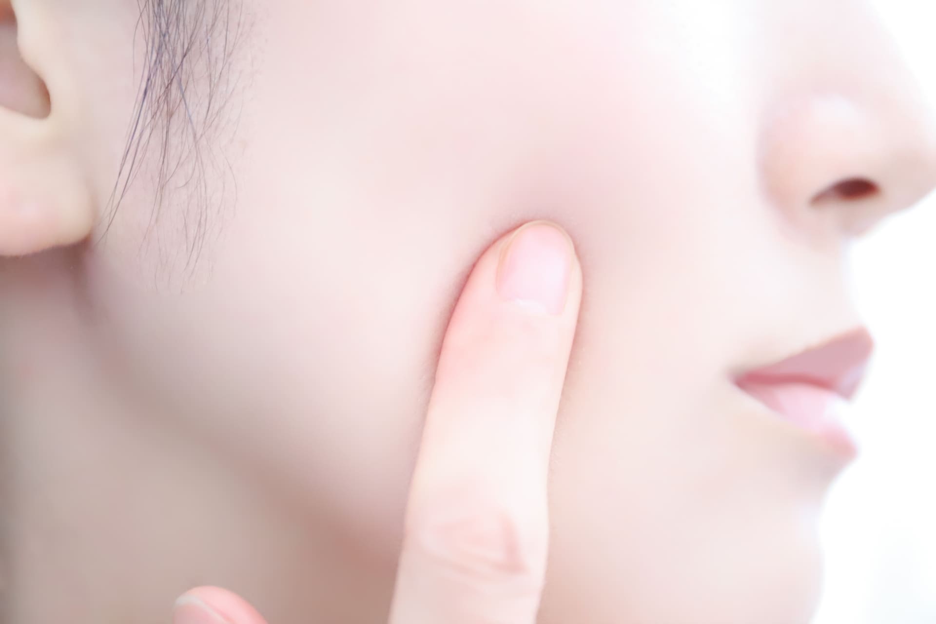肌のハリを気にする女性