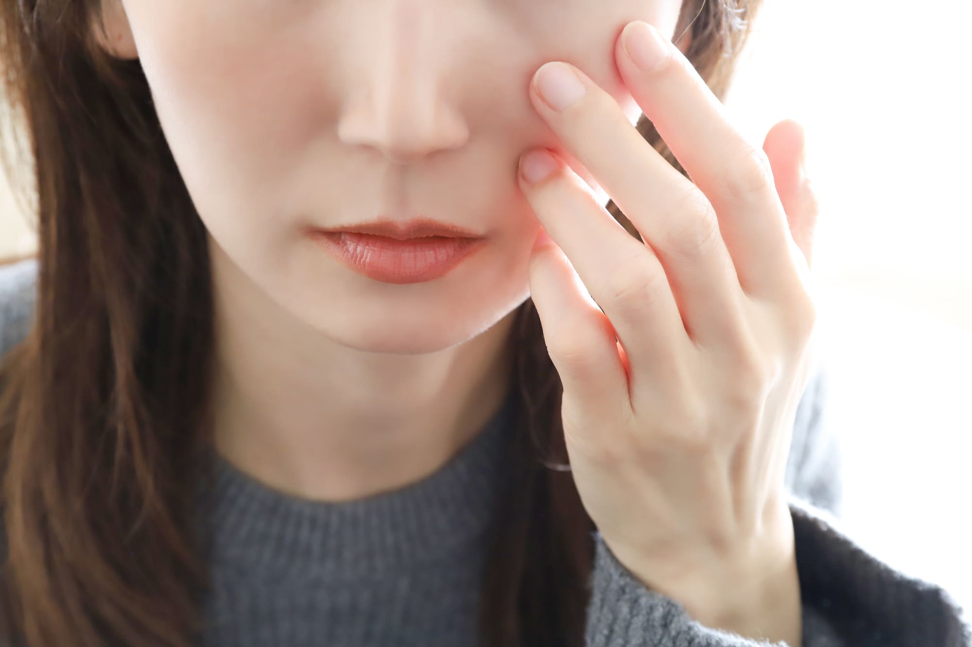 たるみを気にする女性