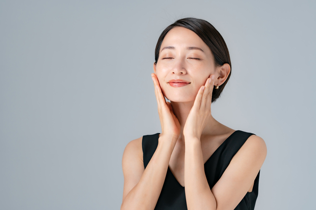 糸リフトを検討する女性