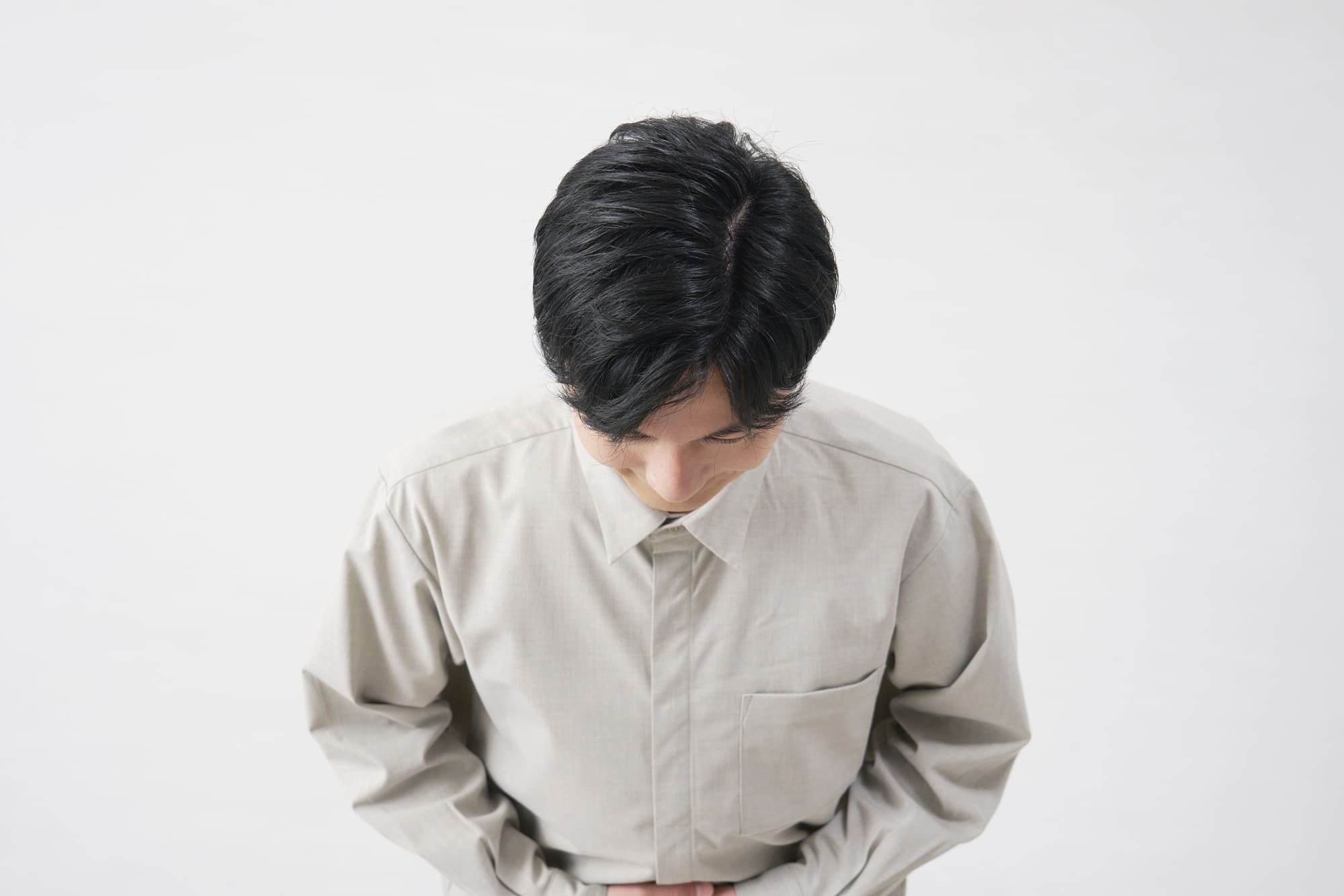 下腹部に違和感があり悩む男性