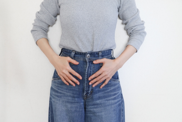 下腹部を抑える女性