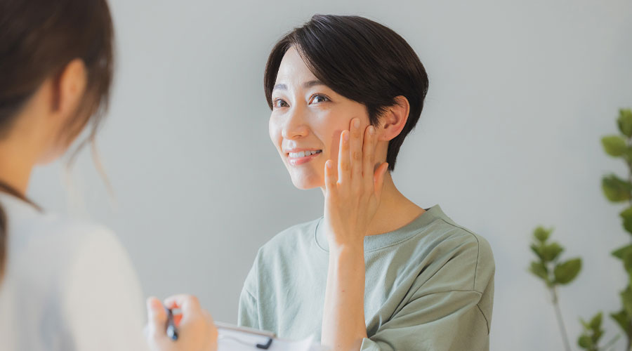 頬に手を当てている女性