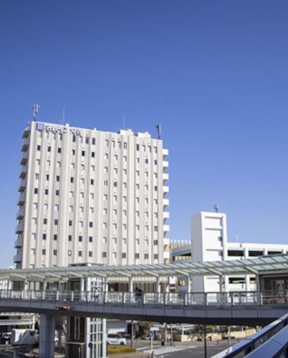 カルテに書き込みをしている男性医