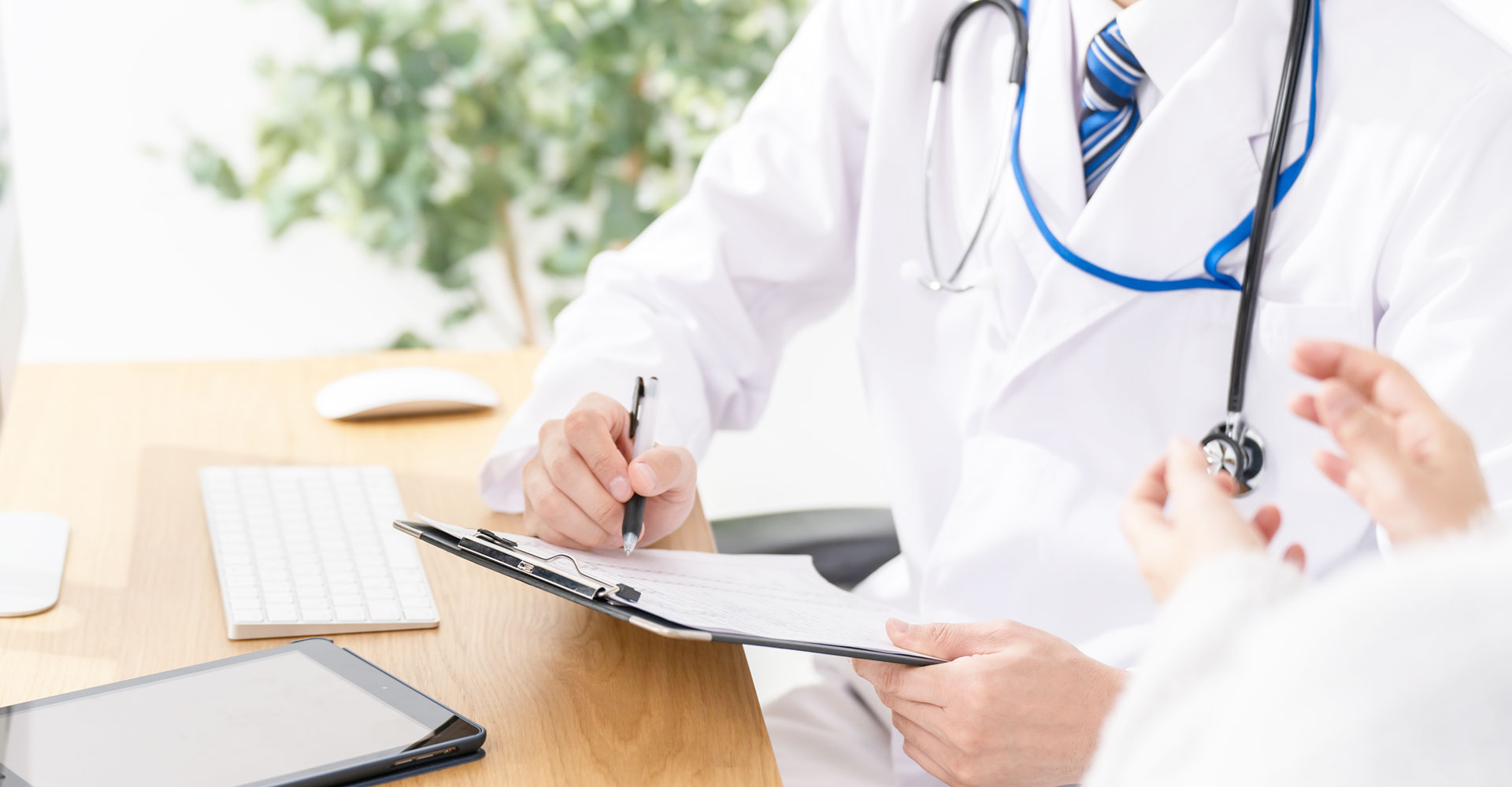 自信満々に腕を組んでいるドクター